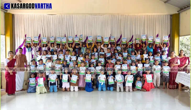 First grade students of AUPS Udinur holding their creative books Kunjulakam and Mozhikkilukkam