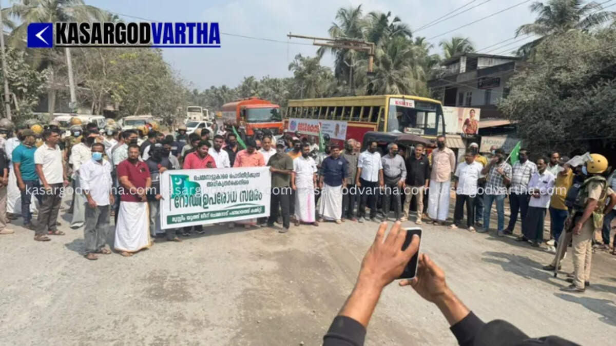 Youth League activists protesting on the dusty Kasaragod-Kanhangad KSTP road.