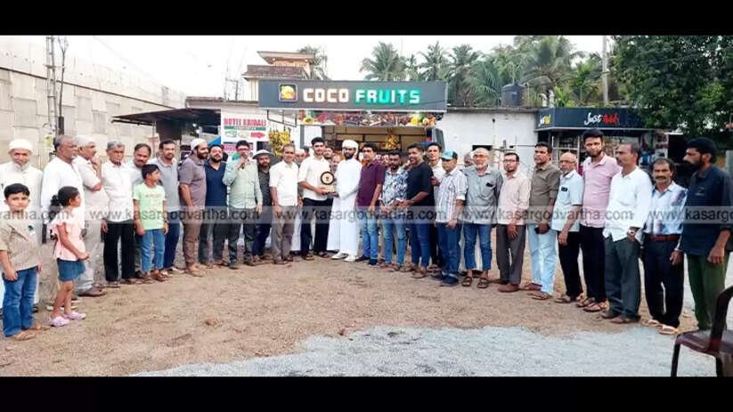  Muhammad Hashir receiving a memento at the farewell ceremony in Mogral.