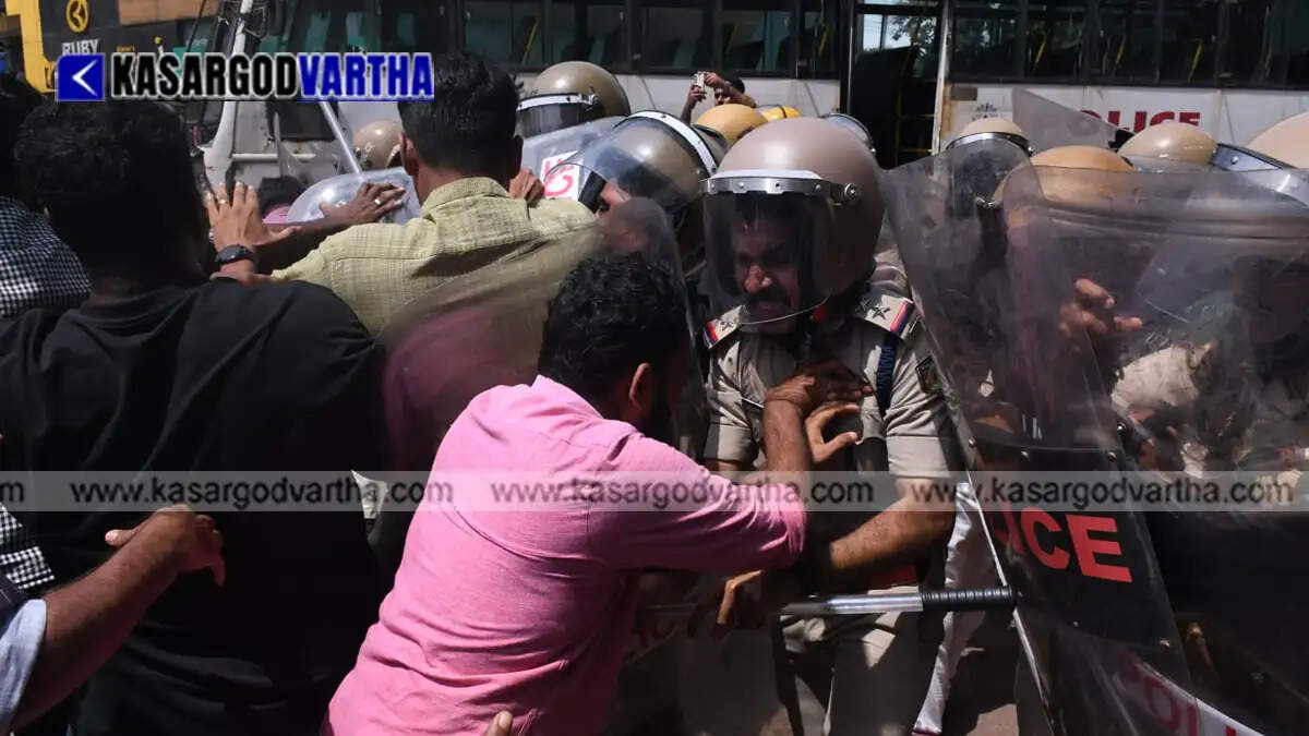  DYFI members protesting in front of Kasaragod General Hospital