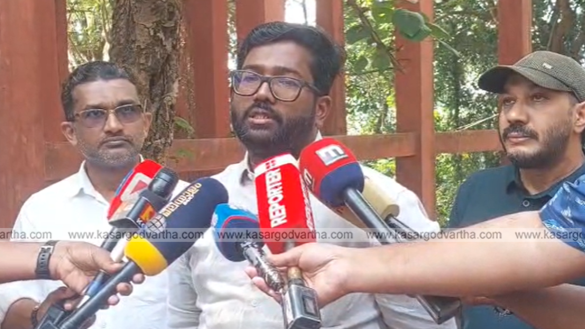 Congress leader Sajid Kammadom addressing media
