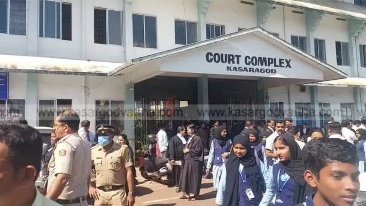 Bomb threat at Kasaragod District Court; Police conduct inspection after evacuating premises