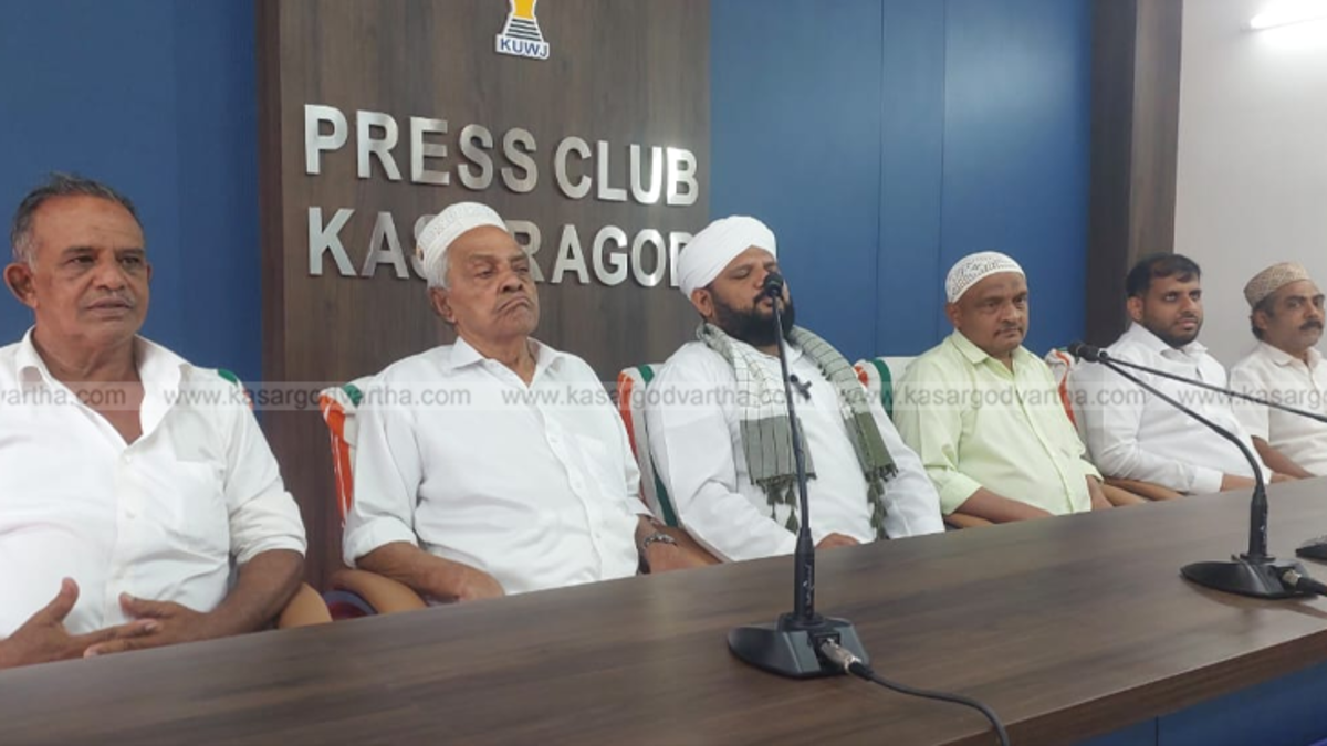 Bayar Jaram Makham Uroos committee members addressing press conference.