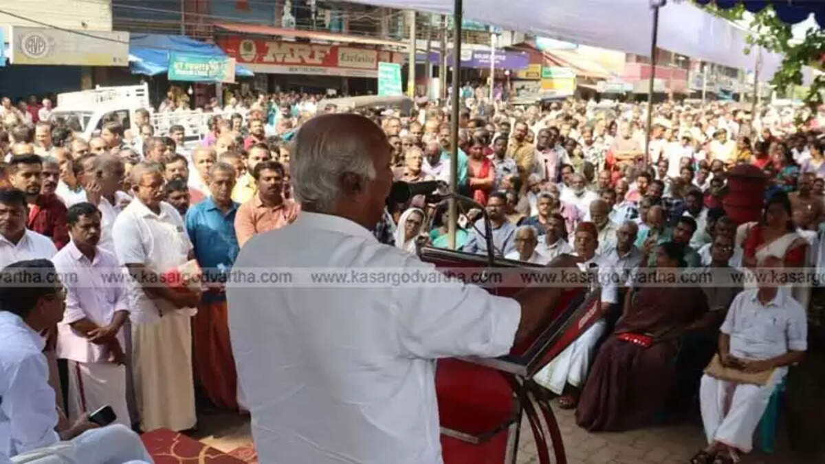  LDF leaders protesting against the central government's negligence in Wayanad
