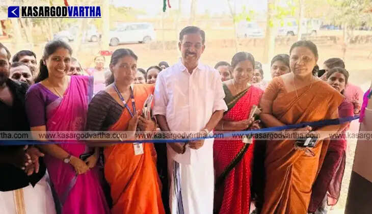 MLA C.H. Kunhambu inaugurating the Chalingal Meengoth Ambalathara road.