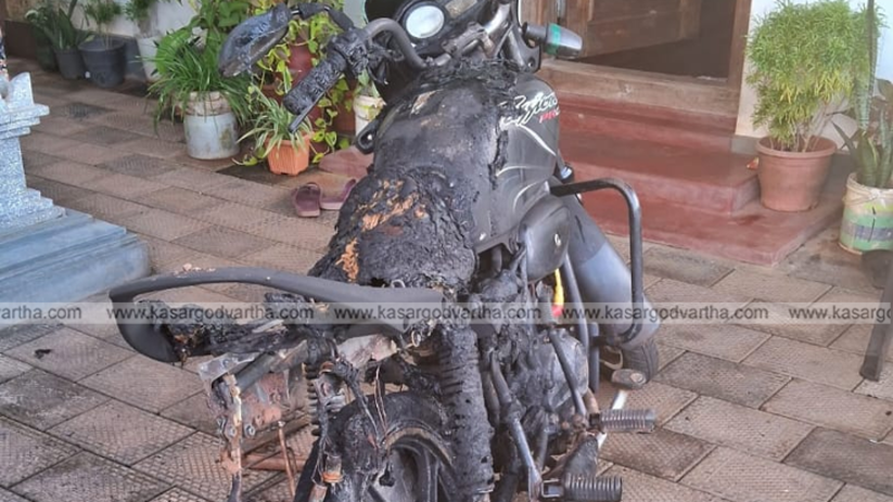 Completely burnt motorcycle in a courtyard in Bandiyod
