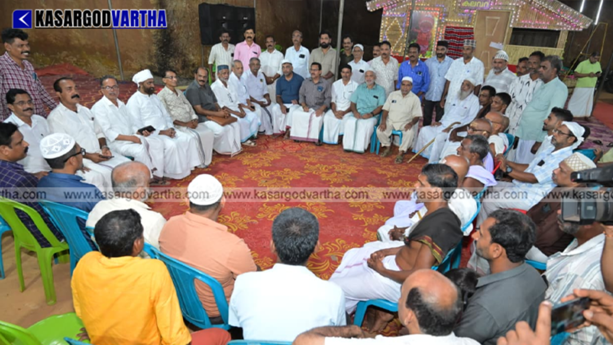 Muslims breaking their fast and offering prayers at Orkol Vayanattu Kulavan Devasthanam in Kasaragod