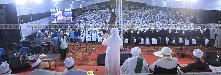 Samastha President distributing sanad to young Islamic scholars at Tajul Ulama Uroos.