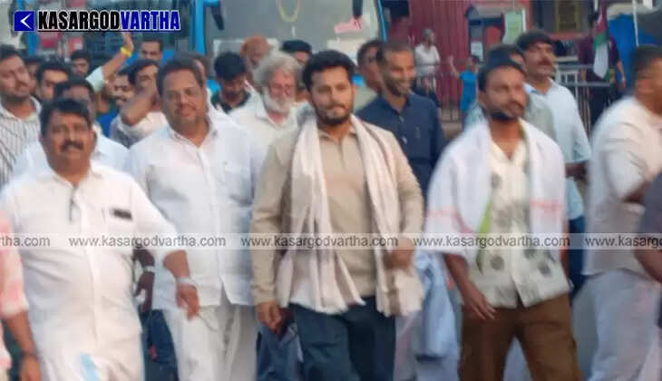 Toll protestor Irshad receiving a shawl from AKM Ashraf MLA after being released from jail.