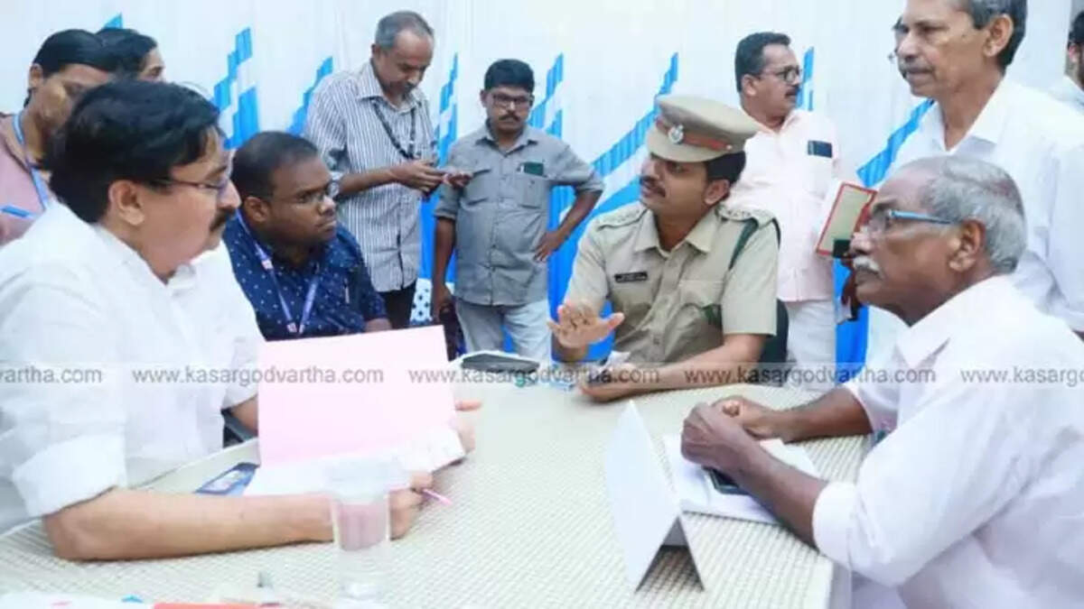Ministers addressing public grievances at Karuthalum Kaithangum Adalath in Vellarikkundu, Kasargod.