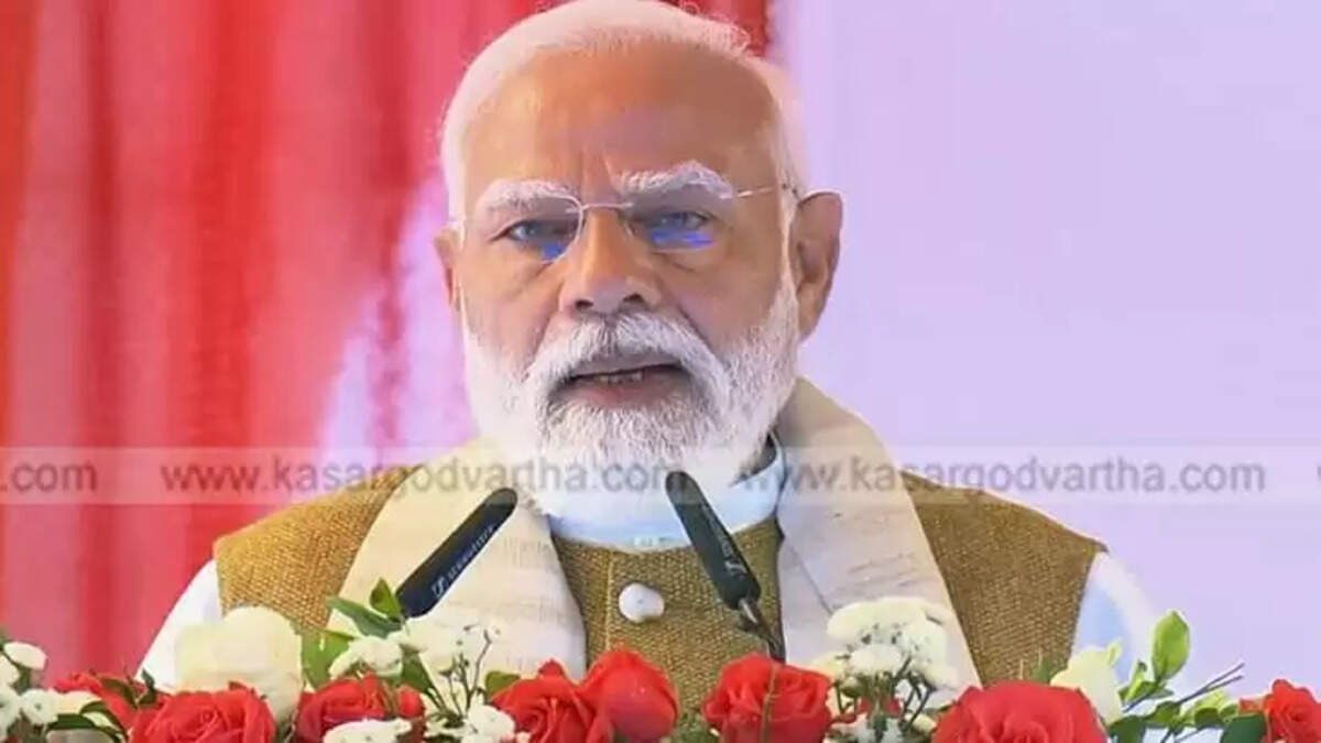 PM Modi Addresses Crowd in Malayalam at Putharikandam