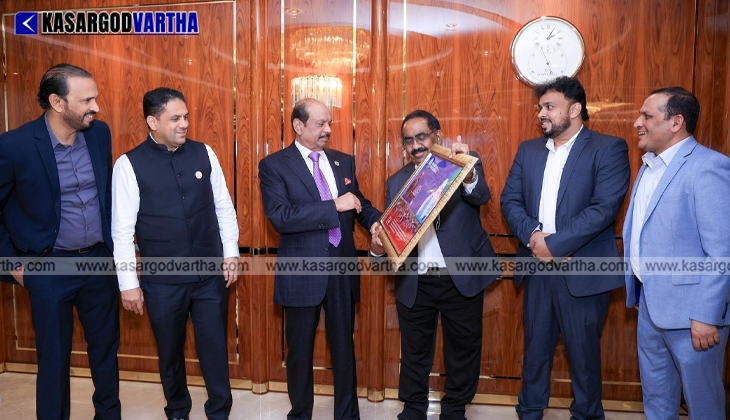M.A. Yusuff Ali receiving a memento from Yahya Thalankara and other Dubai KMCC leaders.