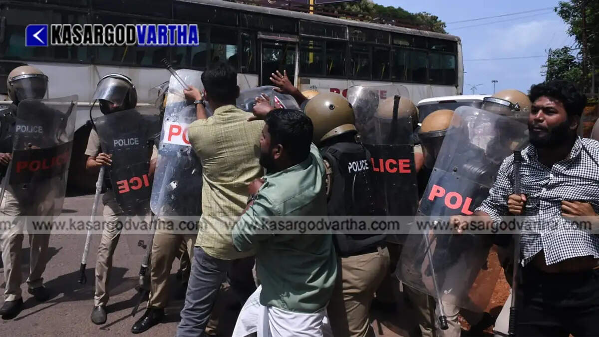  DYFI members protesting in front of Kasaragod General Hospital