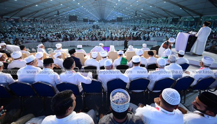 Panakkad Sayyid Sadiqali Shihab Thangal inaugurating the Samastha centenary conference at Kuniya.