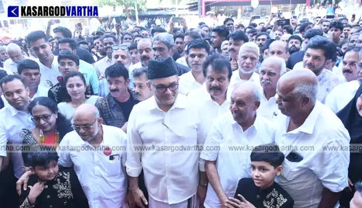 Munavvar Ali Shihab Thangal inaugurating Shobhika Weddings Mall in Kasargod.