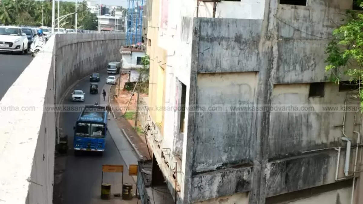 Building dispute in Kasargod on National Highway halting development.