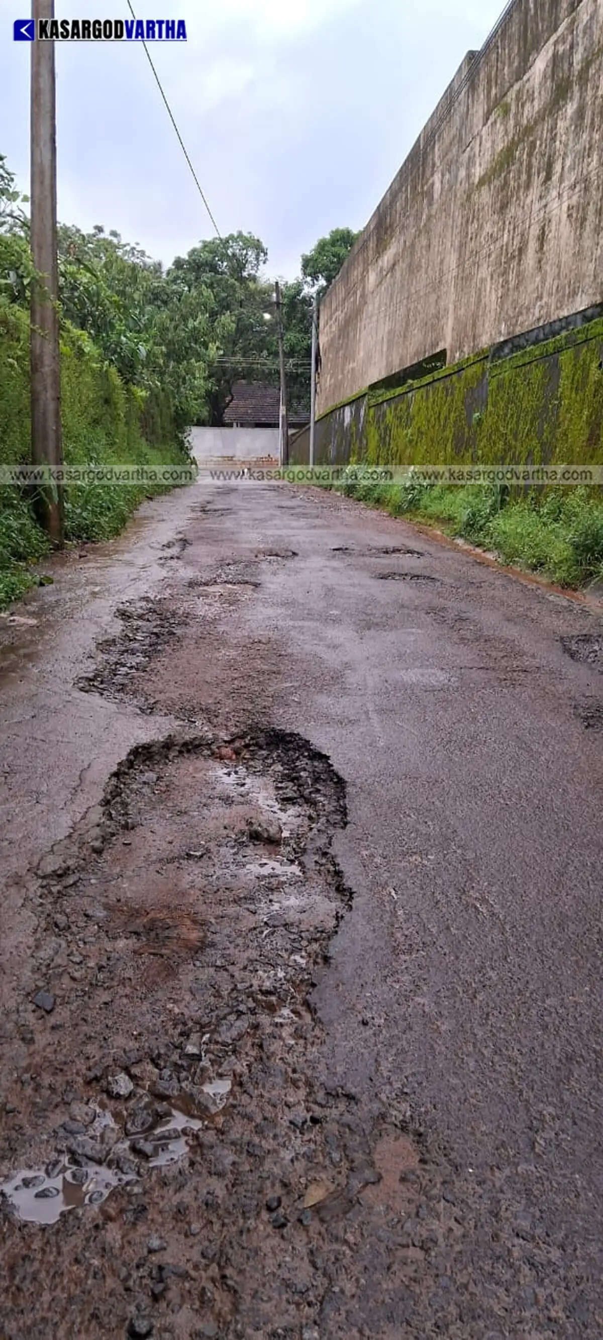 Special Sub Jail rear road completely damaged in Kasaragod; dilapidated building poses threat to commuters