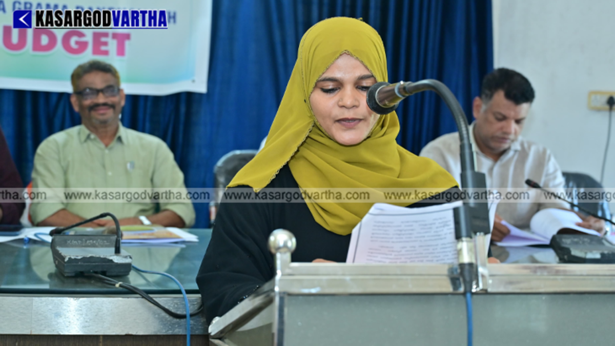 Kumbla Grama Panchayat Vice President Balkis M Gafar presenting 2026-27 budget