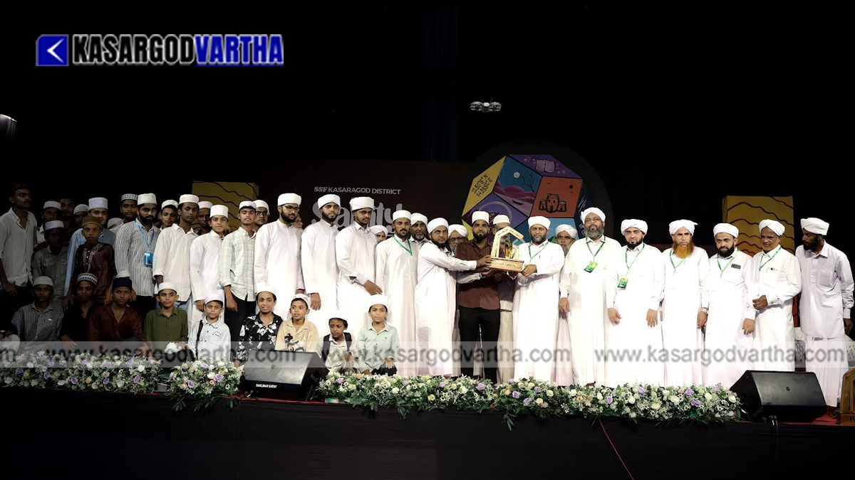 Udma division receiving the Sahityotsav trophy
