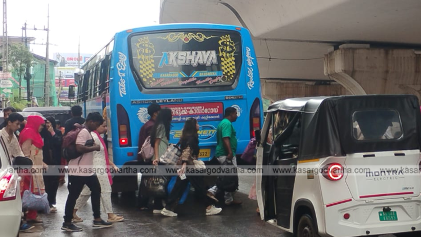 Buses stopped under Kasaragod flyover causing traffic.