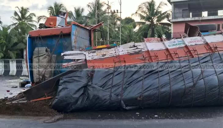 Lorry Overturns Near Muthappanarkavu in Kanhangad