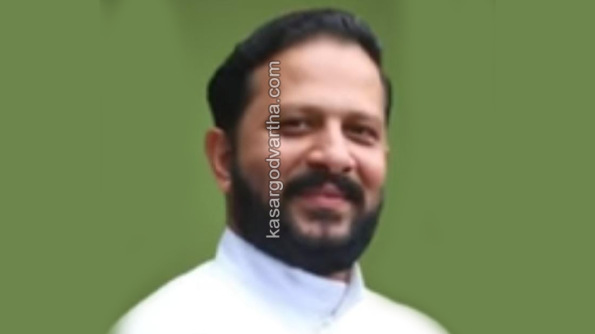 Father Paul Thattuparambil surrendering in Kasaragod court