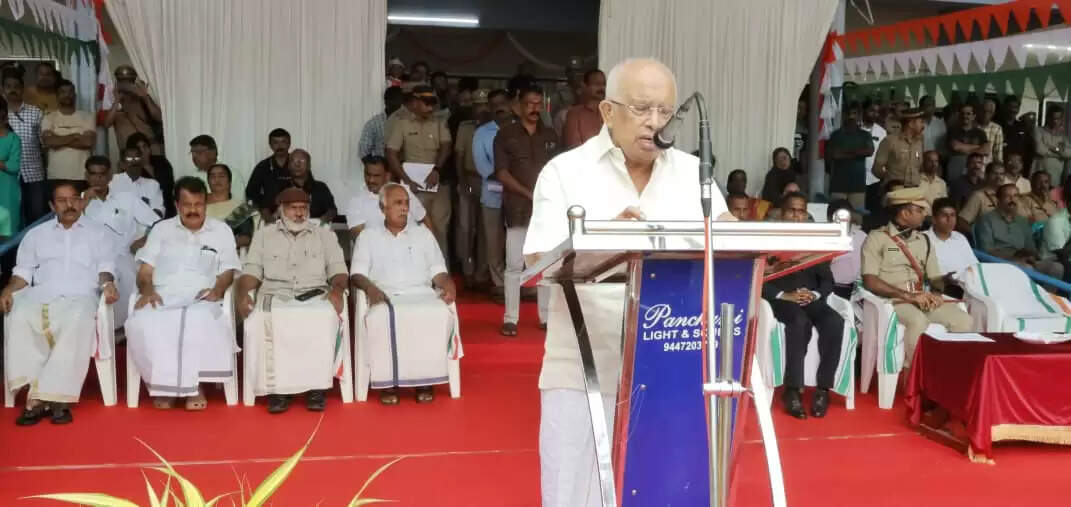  Minister K Krishnankutty inspecting the parade at Kasaragod Independence Day celebration.