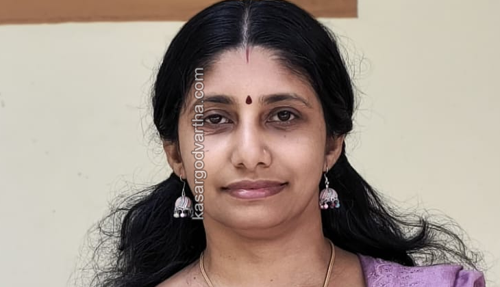 Vinitha M receiving the Best Programme Officer award.