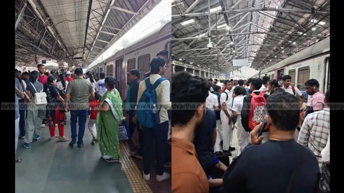 Crowd of passengers at Mumbai Railway Station.