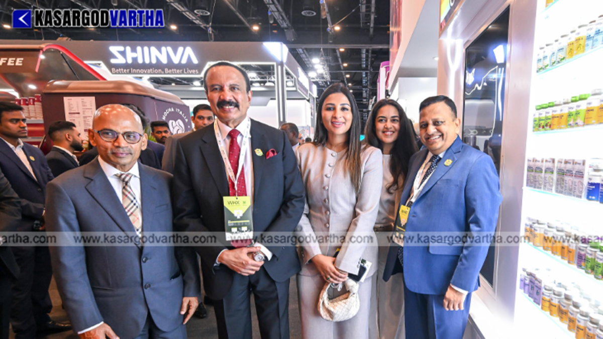 Karnataka Minister Dr. Sharan Prakash Patil visiting Aster DM Healthcare stall at Arab Health 2026.
