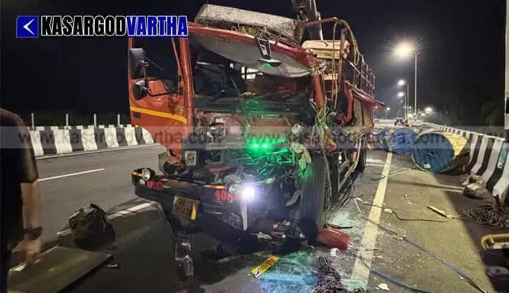Lorry Carrying Cables Rams into Parked Taurus on Karanthakkad National Highway; Fire Force Rescues Trapped Driver and Cleaner