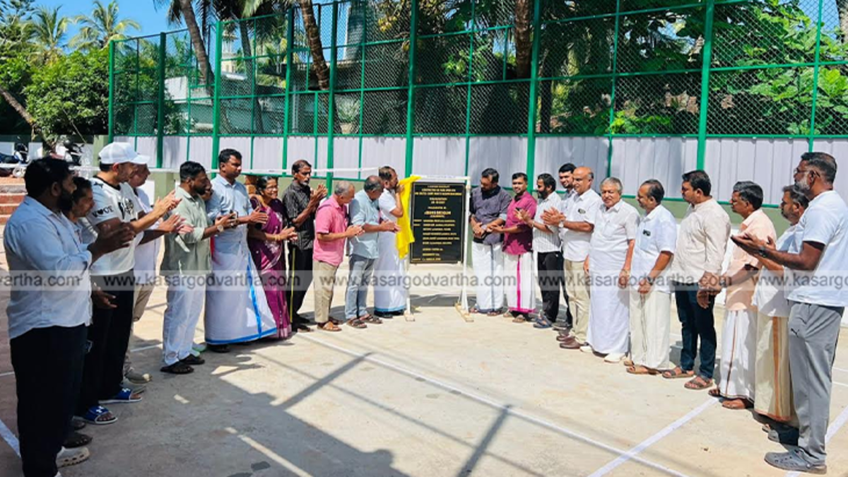 Kasaragod Municipality Chairman inaugurating shuttle court