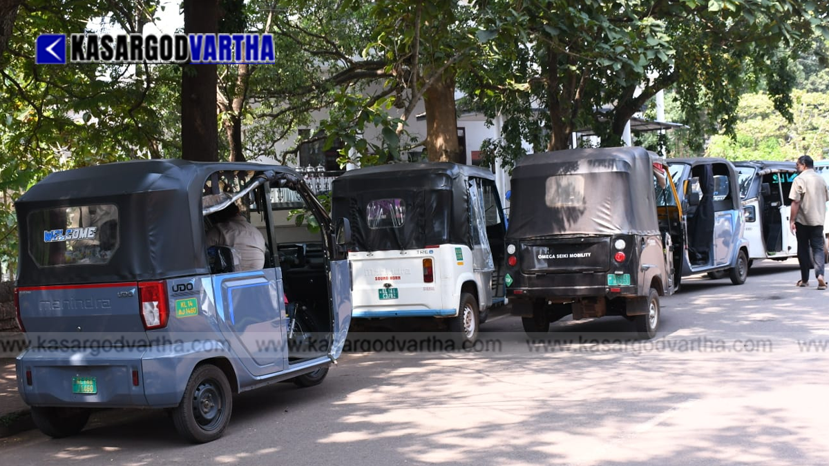 Representational image reflecting e-rickshaw protest and municipal office in Kasaragod