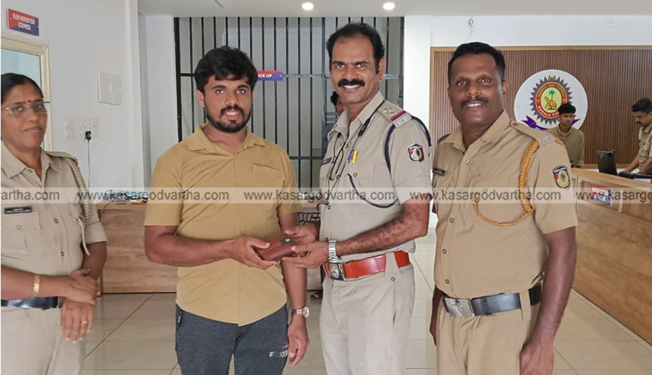 Police officer returning a wallet to a civilian