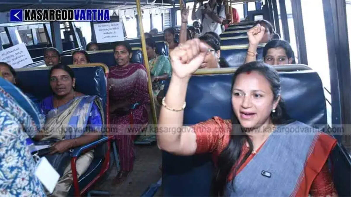 Free KSRTC travel for women: Mahila Morcha protest in Kasaragod demanding implementation of UDF's promise.
