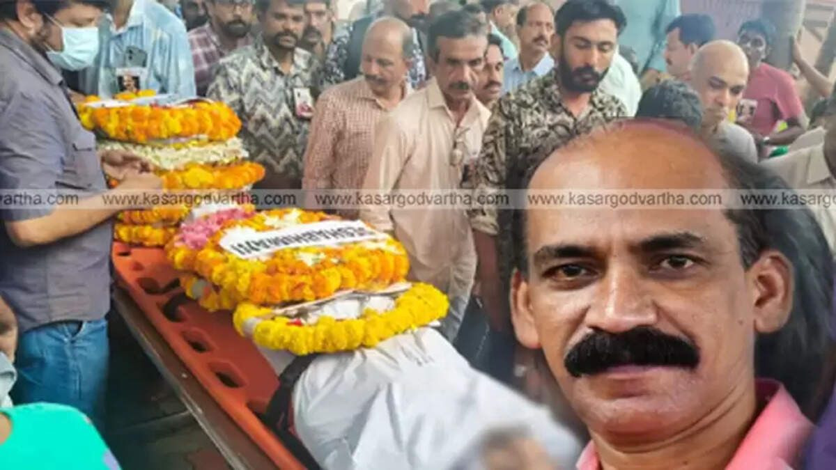 Public paying respects to Rakesh Kayaloor's body at Deshabhimani Kannur unit.