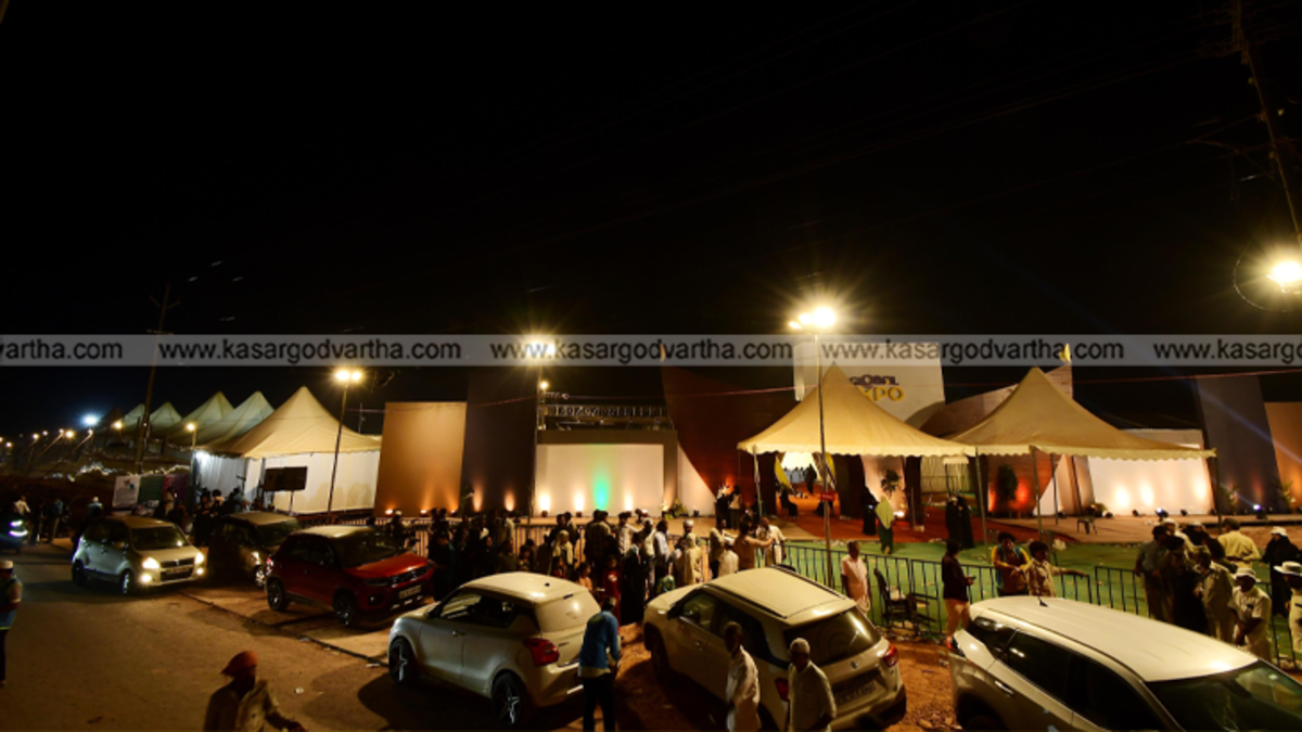 A large crowd of visitors at the Samastha Global Expo in Kuniya.
