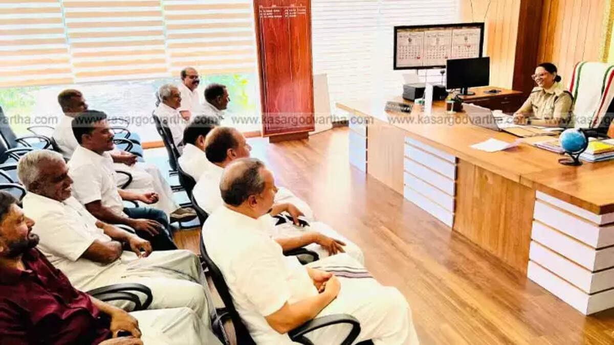 Muslim League leaders meeting with the District Police Chief regarding the Meepugiri attack.