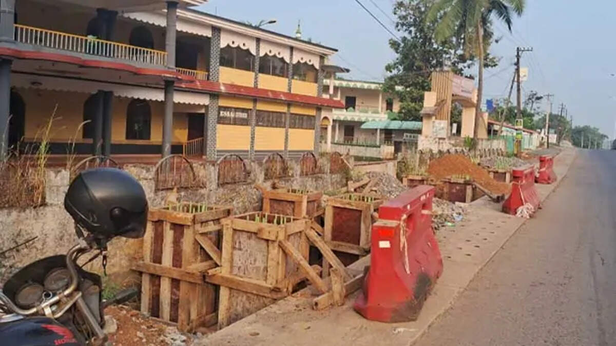 Halt of Kumbla Perwad foot over bridge construction