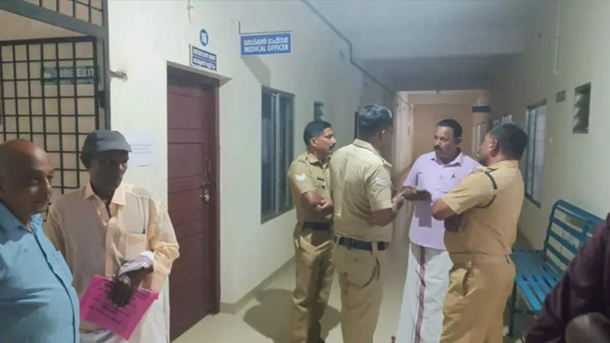 Protest against medical officer's room being locked in Paanathur health center