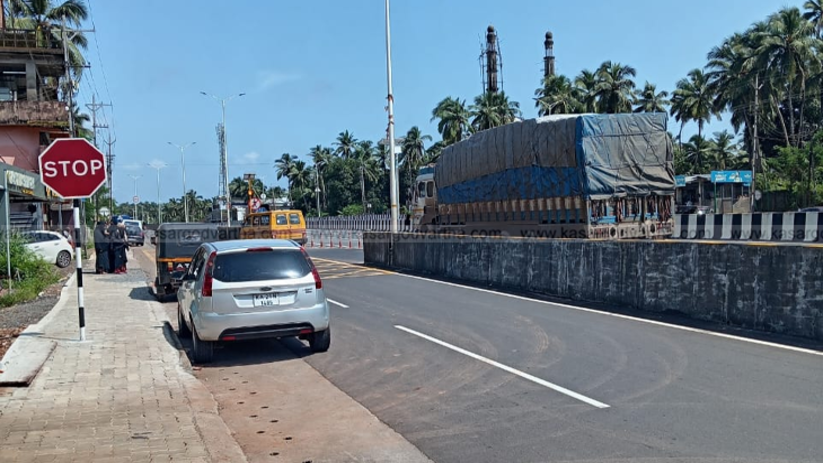  Image of an overhead pedestrian bridge on a highway