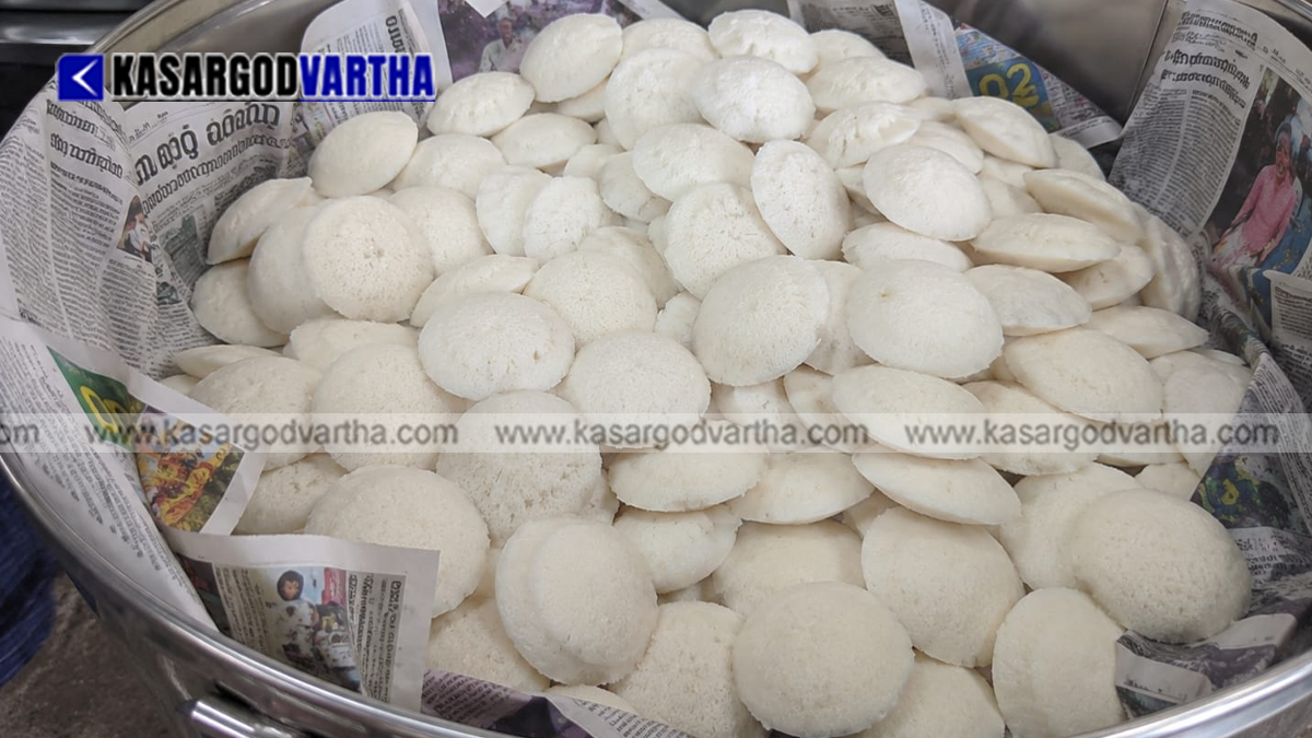 Kudumbashree members preparing food together