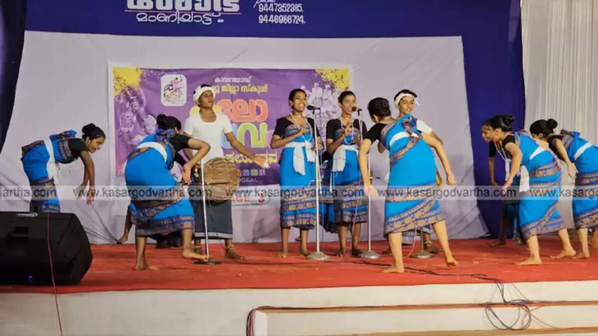 Students performing dance at Kasaragod District School Kalolsavam