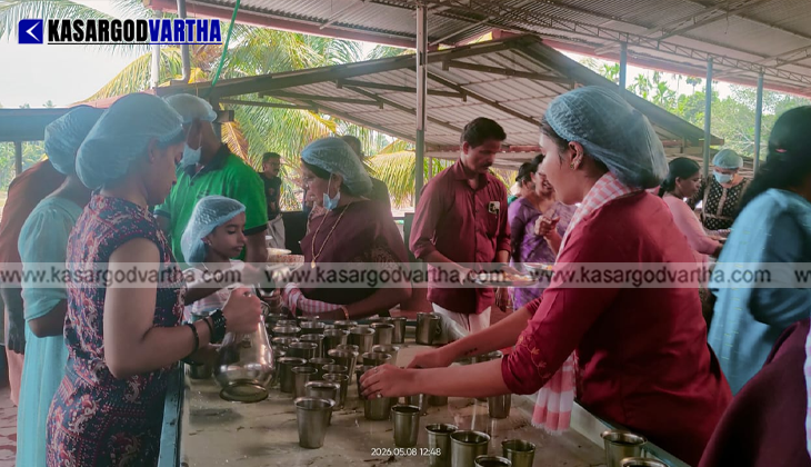  Devotees participating in the grand Annadhanam at Cheimeny Vishnumurthi Temple.