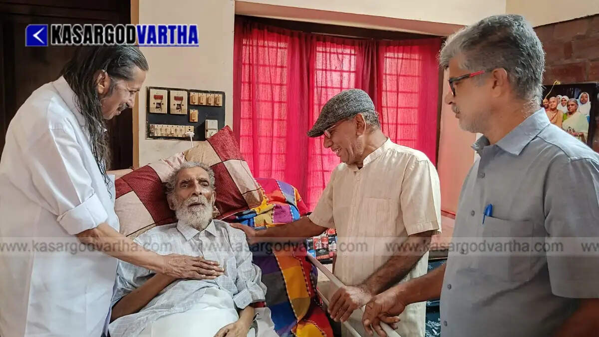 image of Pannyan Raveendran honoring Cartoonist PV Krishnan