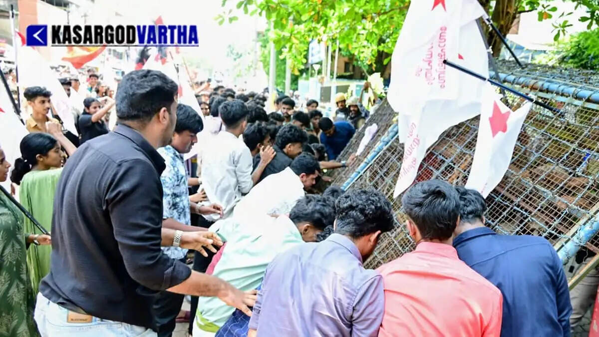 SFI march to Kanhangad post office over NEET-CBSE row turns into a scuffle; activists demand Union Minister's resignation