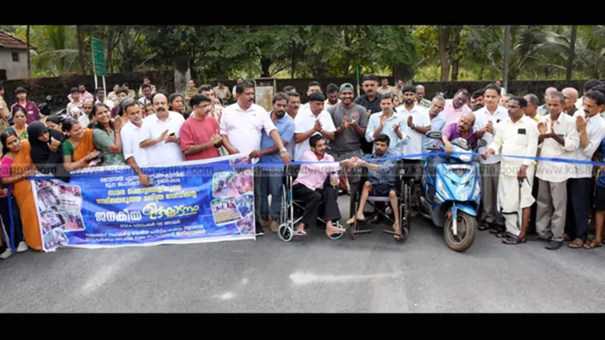 Protestors at Chowki Kunnil junction road inauguration