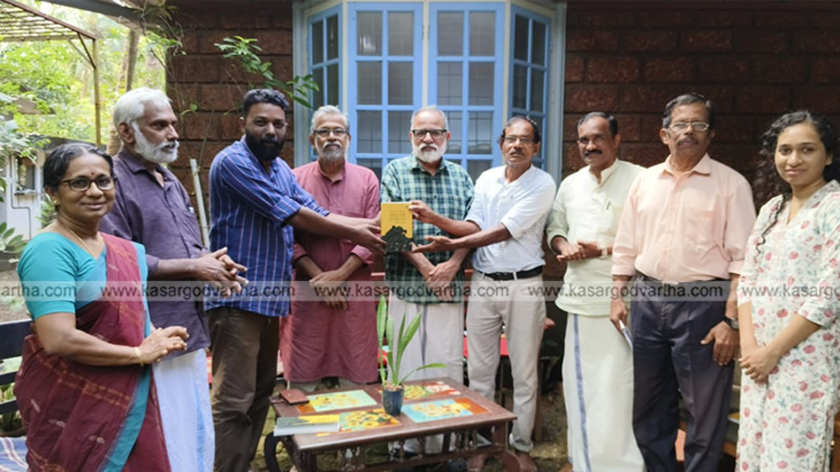 Dr. Rafeeq Ibrahim releasing M.A. Rahman's book 'Baduvan Jeevikkunnu'.