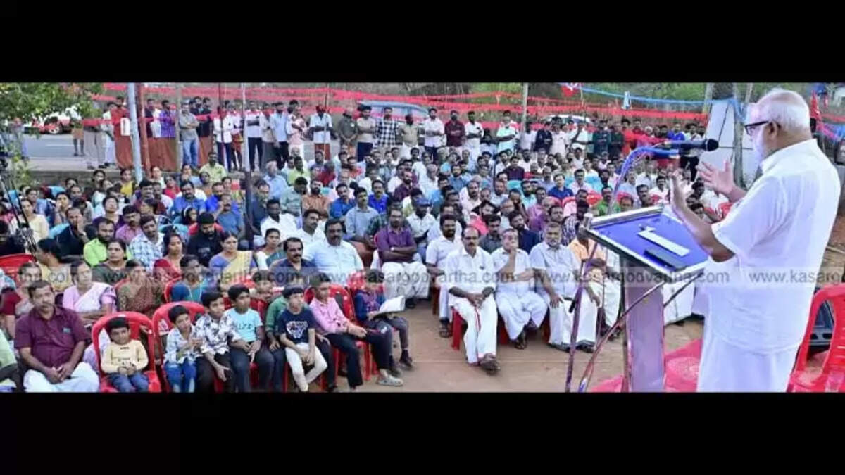  M.A. Baby inaugurates a seminar on Marx and the World organized by the CPI(M) Karadukka Area Committee in Iriyanni.