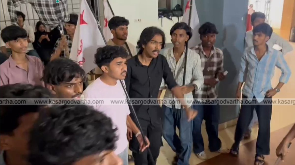  Students clashing in front of Kasaragod Government College.